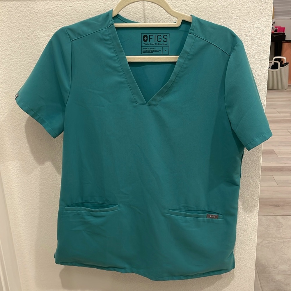 FIGS Women’s Casma Three Pocket Scrub Top